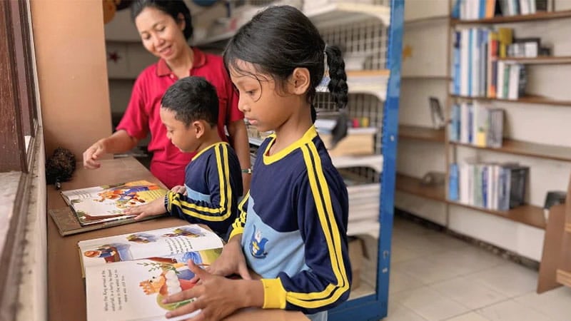Children in library with books - Indonesia
