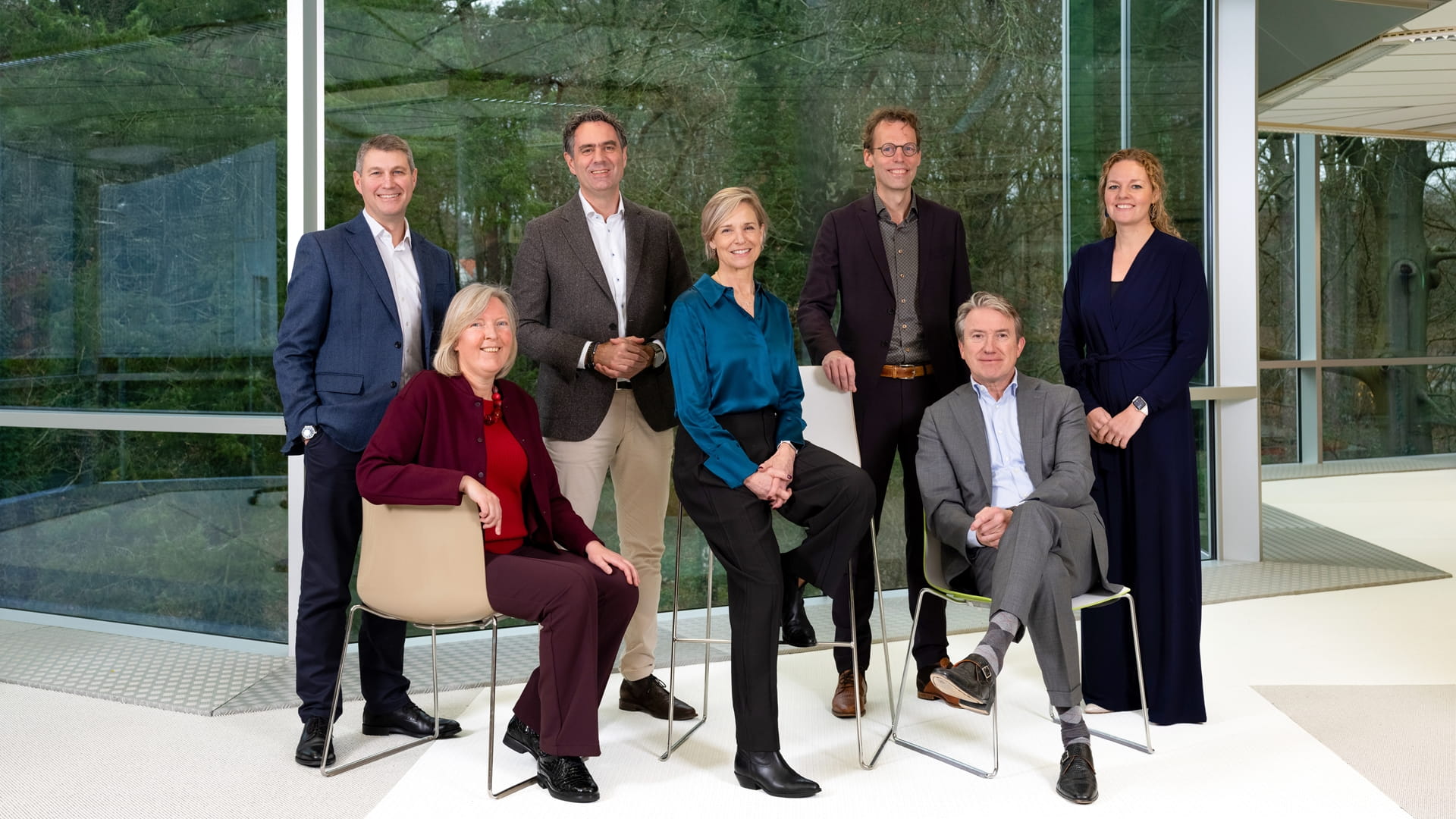 Left to right: first row sitting: Lisette Heuer, Marije Hulshof, Erik Oostwegel. Second row standing: Jon Robinson, Jasper de Wit, René de Roos, Sabine Bink,.