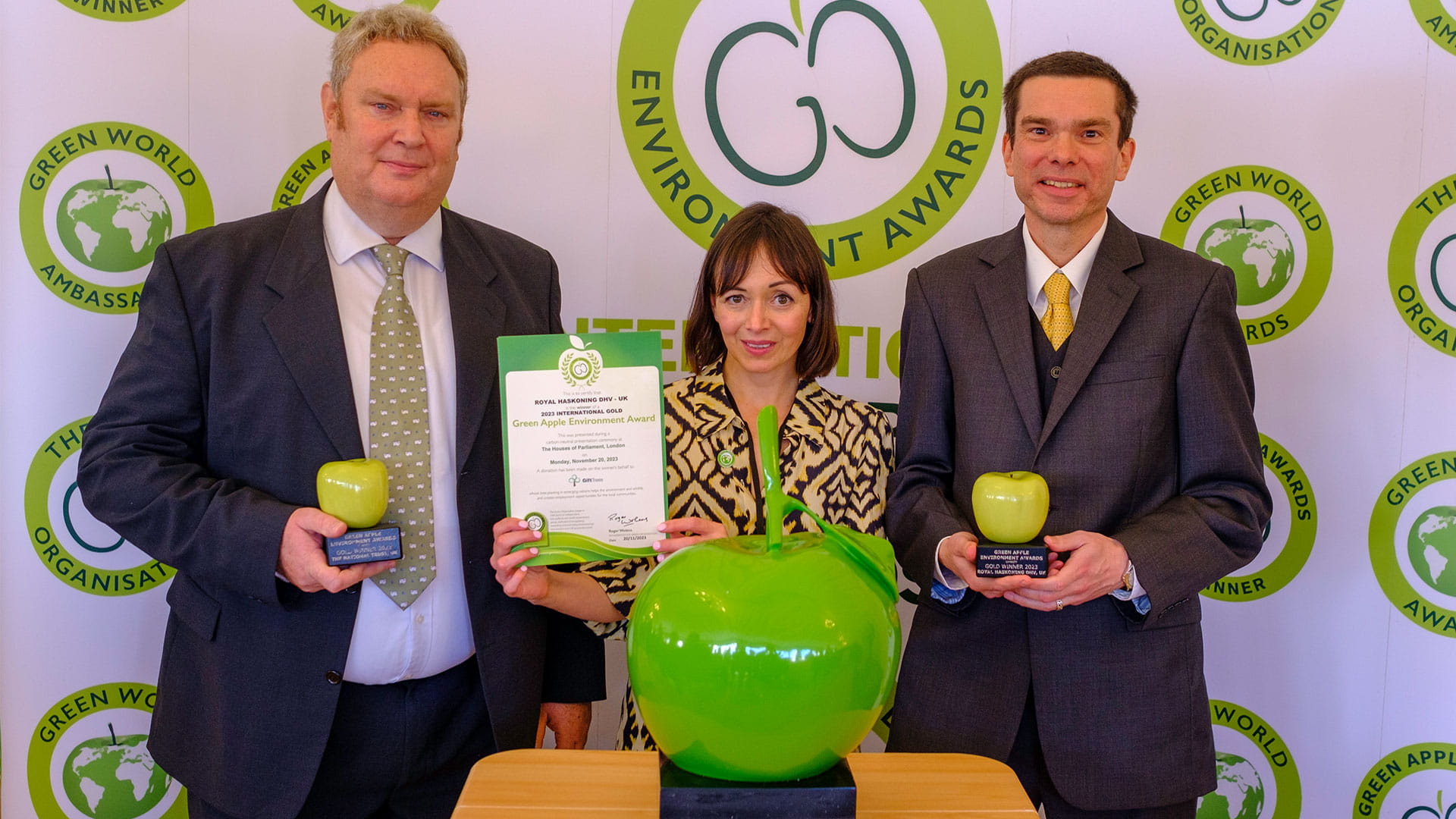 RHDHV colleagues accepting the International Green Apple award