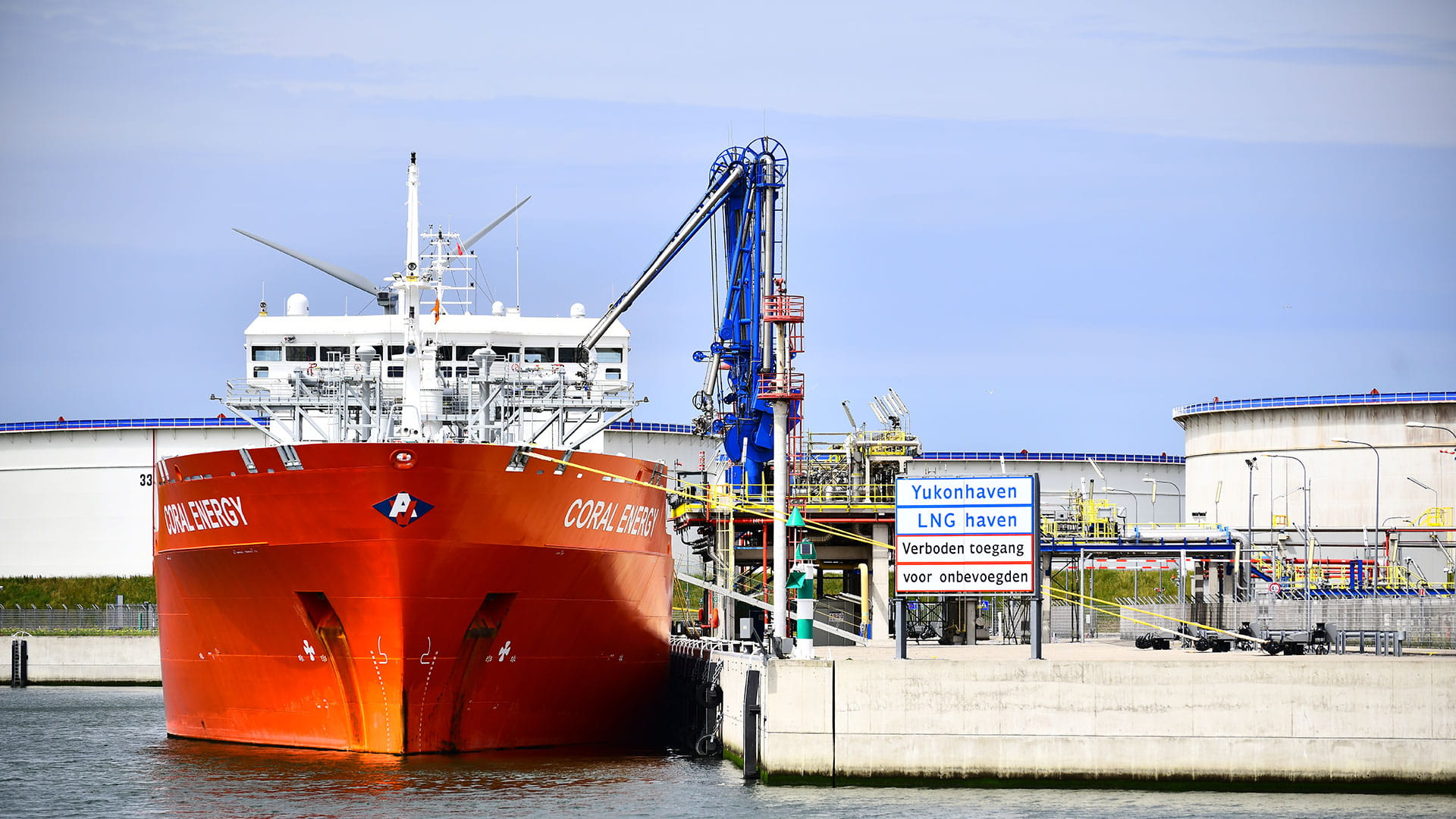 Ship getting fueled