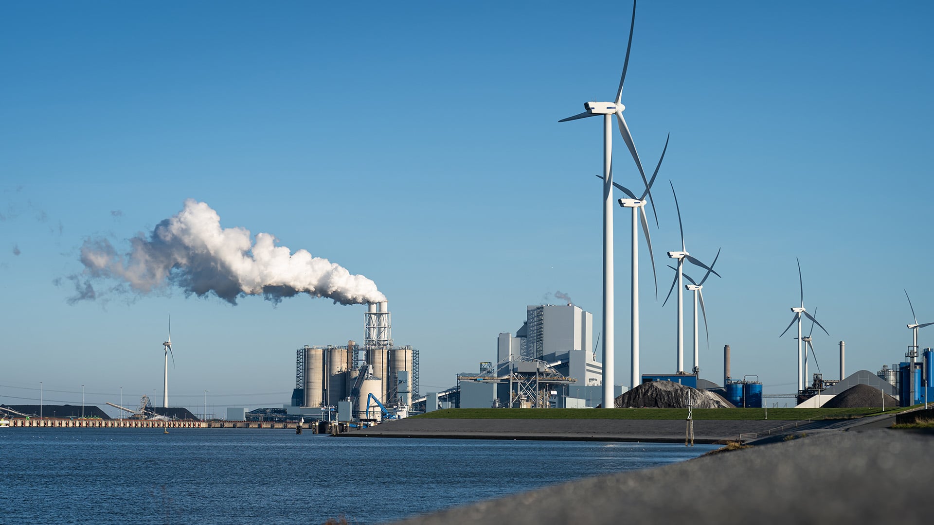 Today, we had the opportunity to talk to Bart de Vries, Global Lead Energy Transition at RoyalHaskoningDHV, to explore the shift from fossil fuels to renewables.