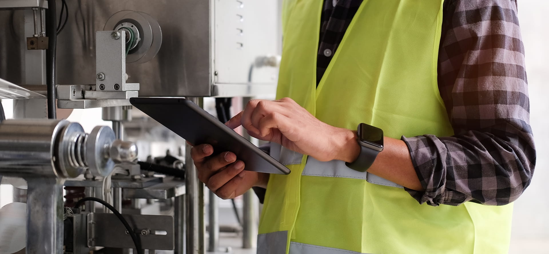 Man met tablet bij techniek