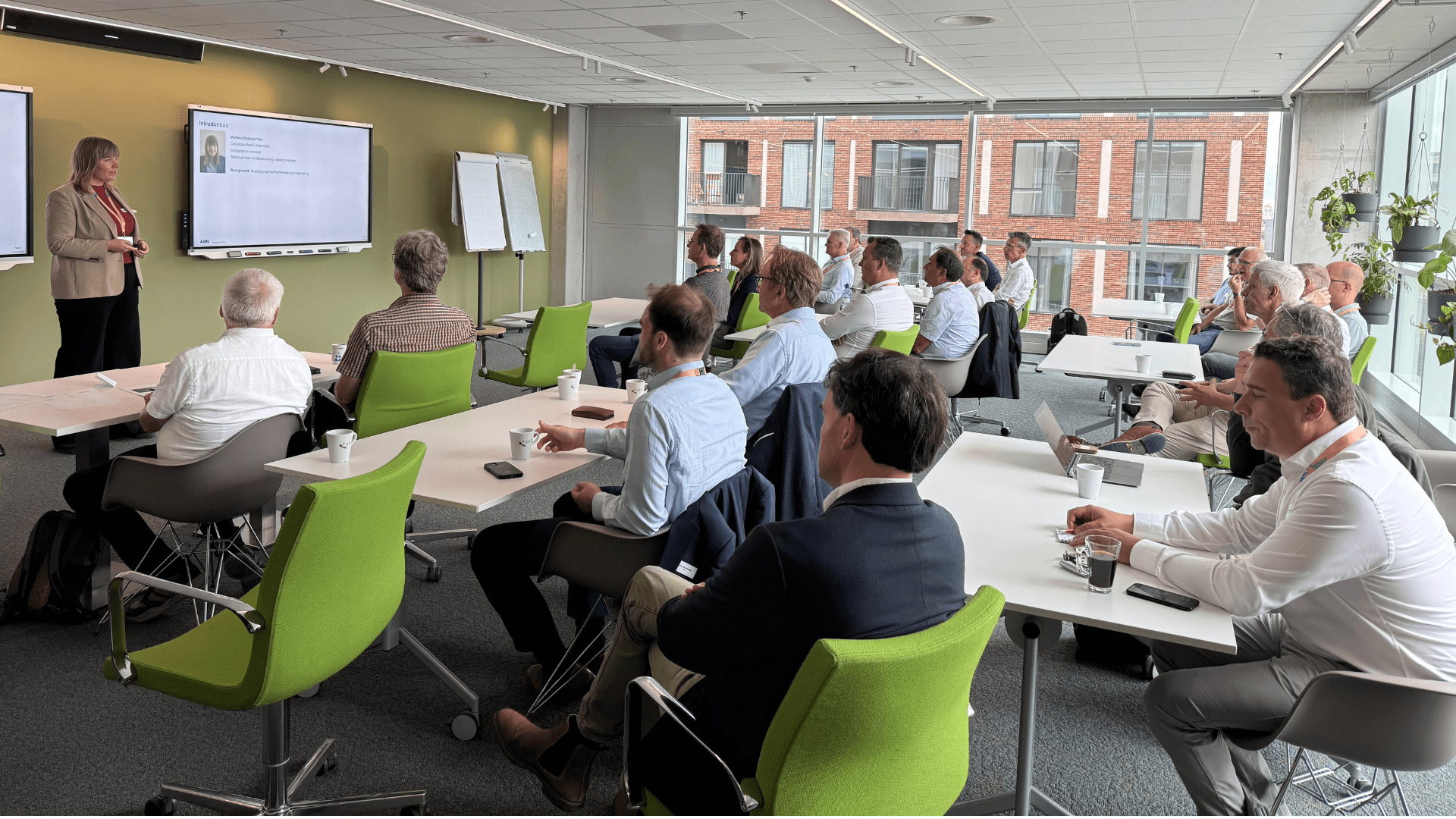 Industry leaders at Haskoning’s Future Energy seminar in Eindhoven sharing insights on innovation, energy efficiency, and sustainable collaboration.