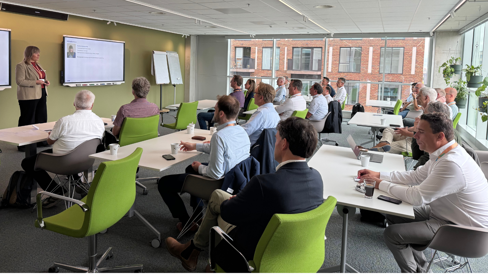 Industry leaders at Haskoning’s Future Energy seminar in Eindhoven sharing insights on innovation, energy efficiency, and sustainable collaboration.