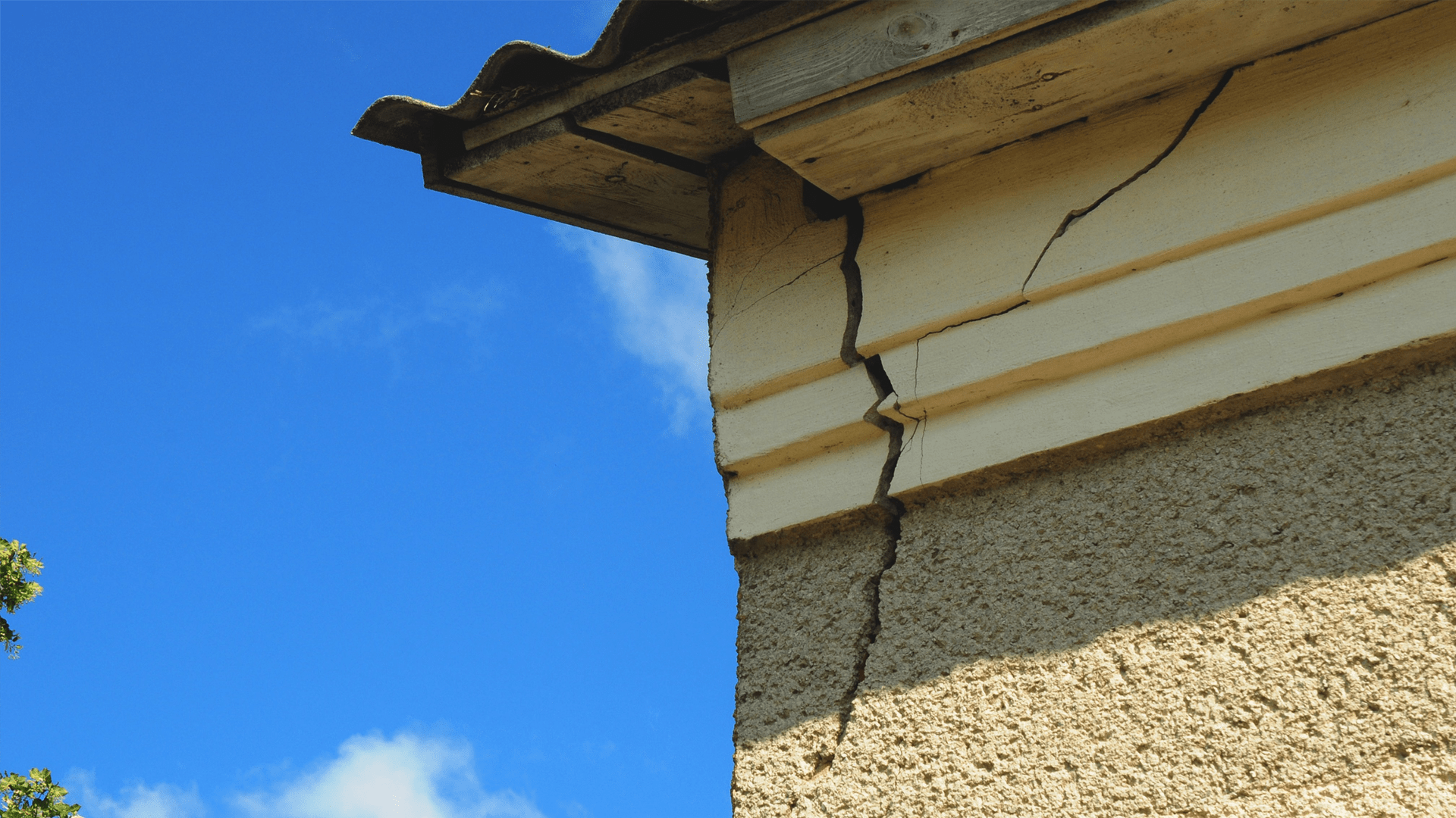 subsidence-damage-to-wooden-fascia-of-a-property