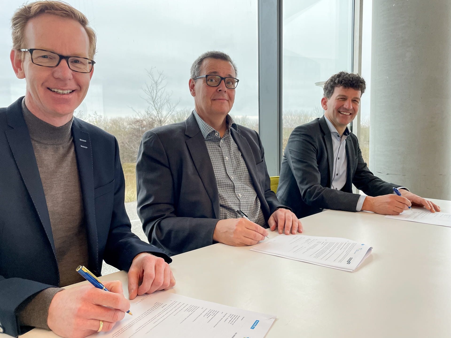 Signing co-operation agreement