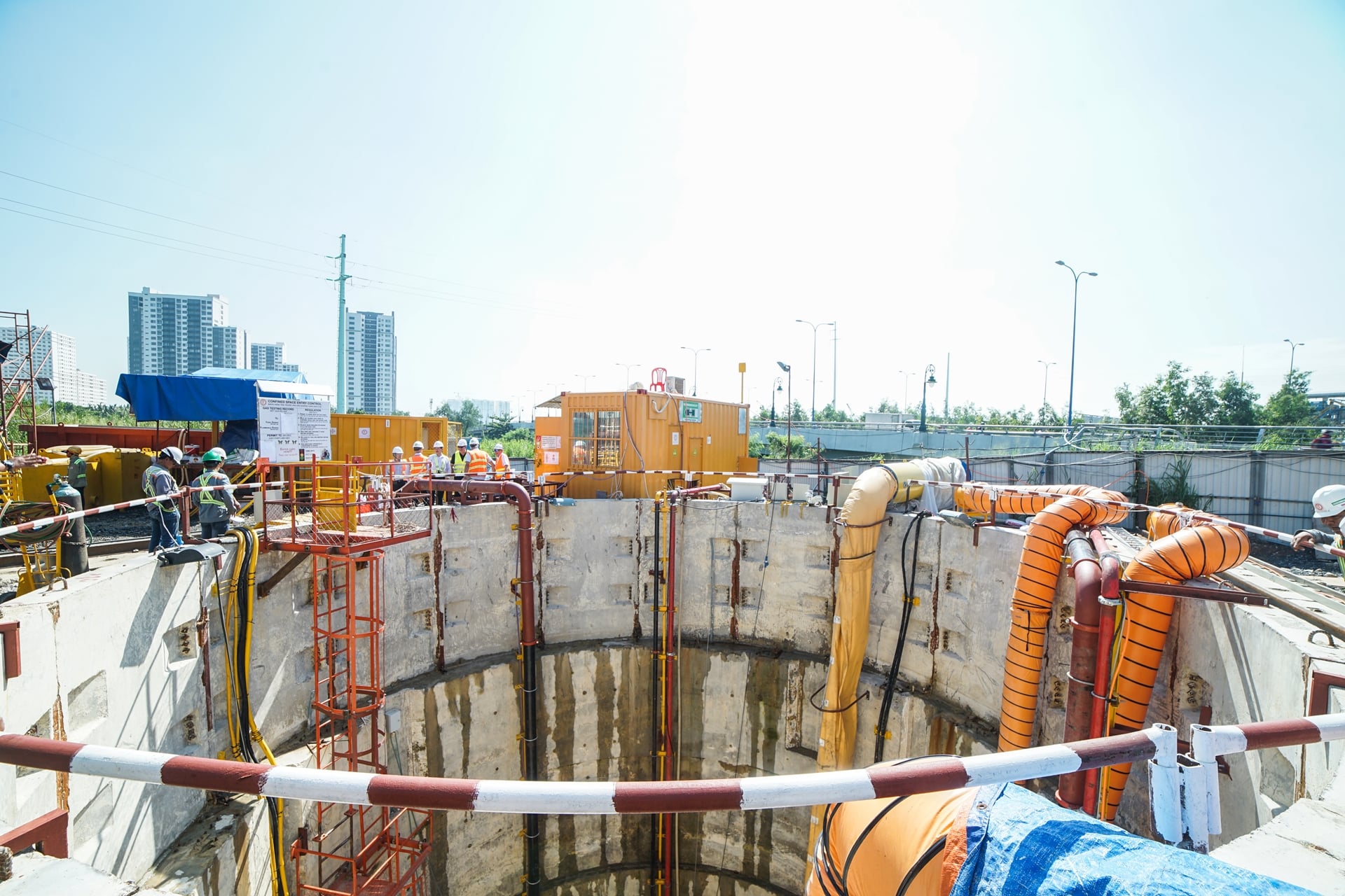 Vietnam construction site with circular excavation and workers, highlighting Dutch-Vietnamese infrastructure collaboration.