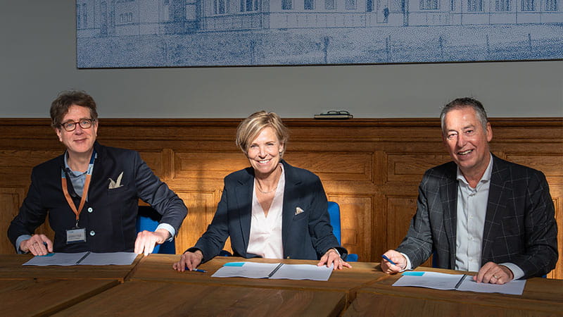 The signing of a framework donation agreement with Delft University of Technology (TU Delft) and the Delft University Fund. This marks the official first step of the Haskoning Innovation & Education Fund.