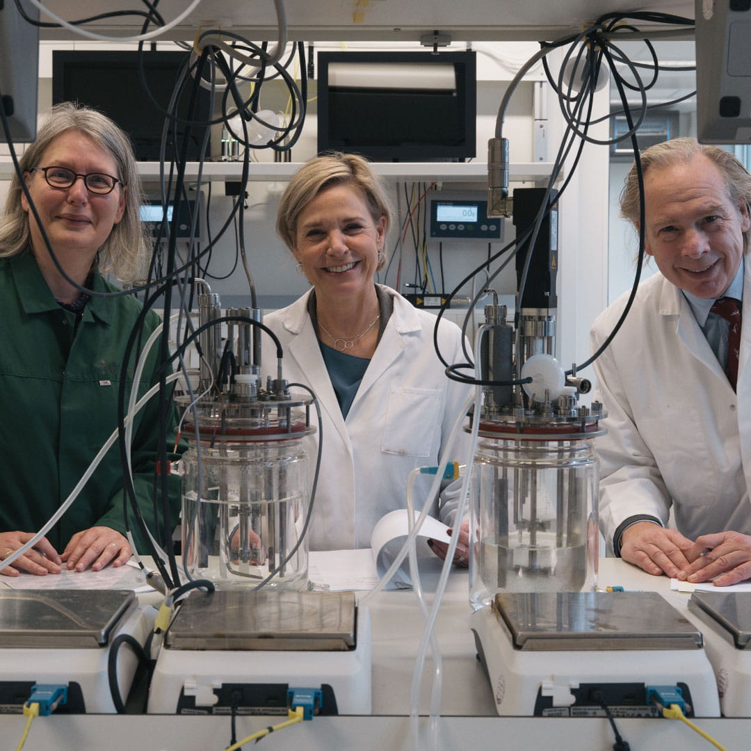 Professor Paulien Herder - Dean Faculty of Applied Sciences, Marije Hulshof CEO Haskoning, Jasper Peterich, Director University Fund Delft in laboratory setting 