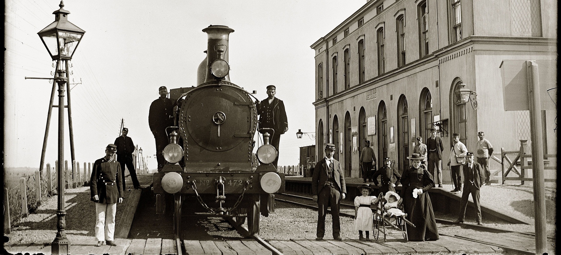 an old archive photo showing a piece of haskoning history on a trainstation.