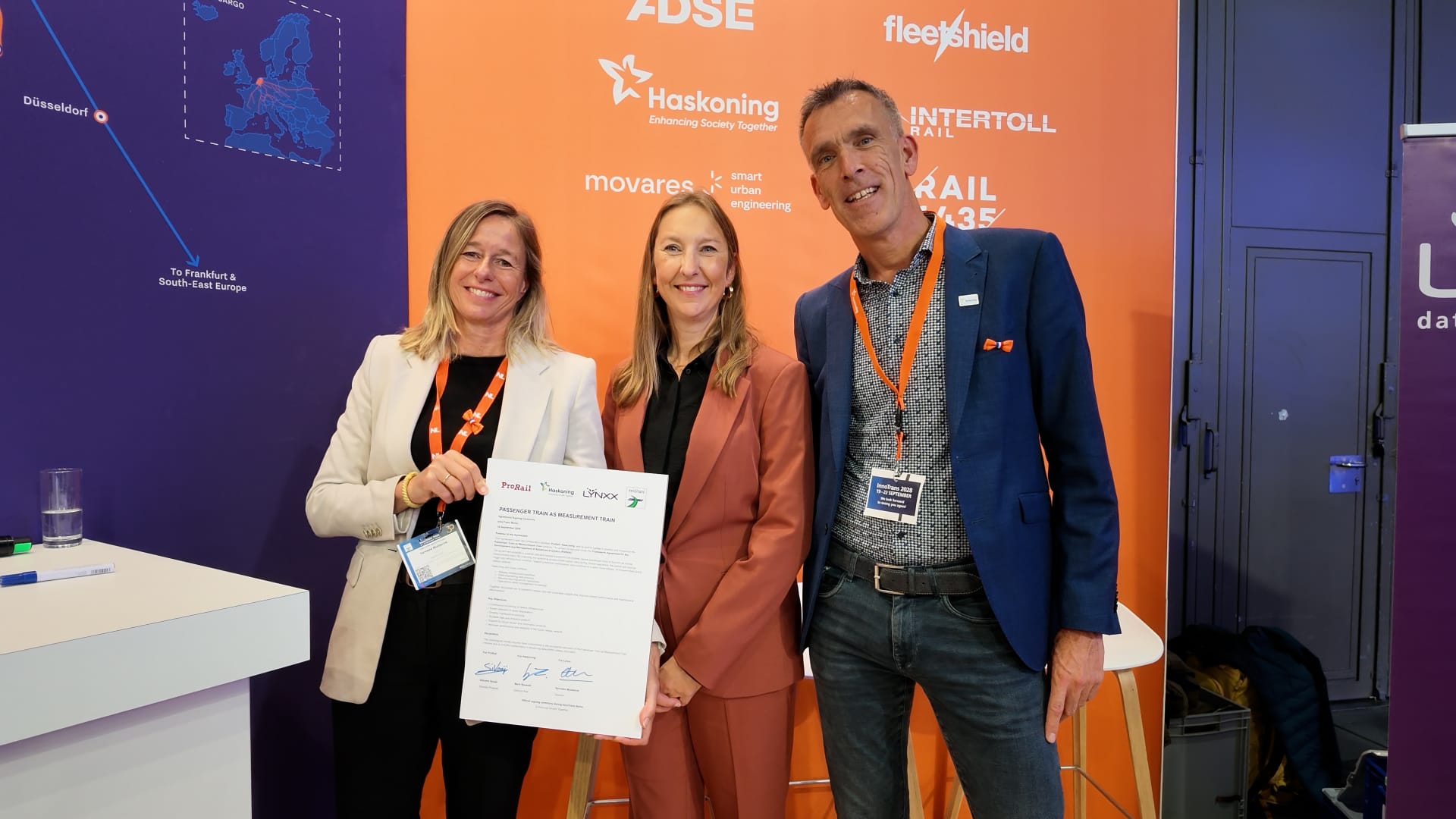 3 persons standing having signed the contract  (Lynxx, ProRail and Haskoning)