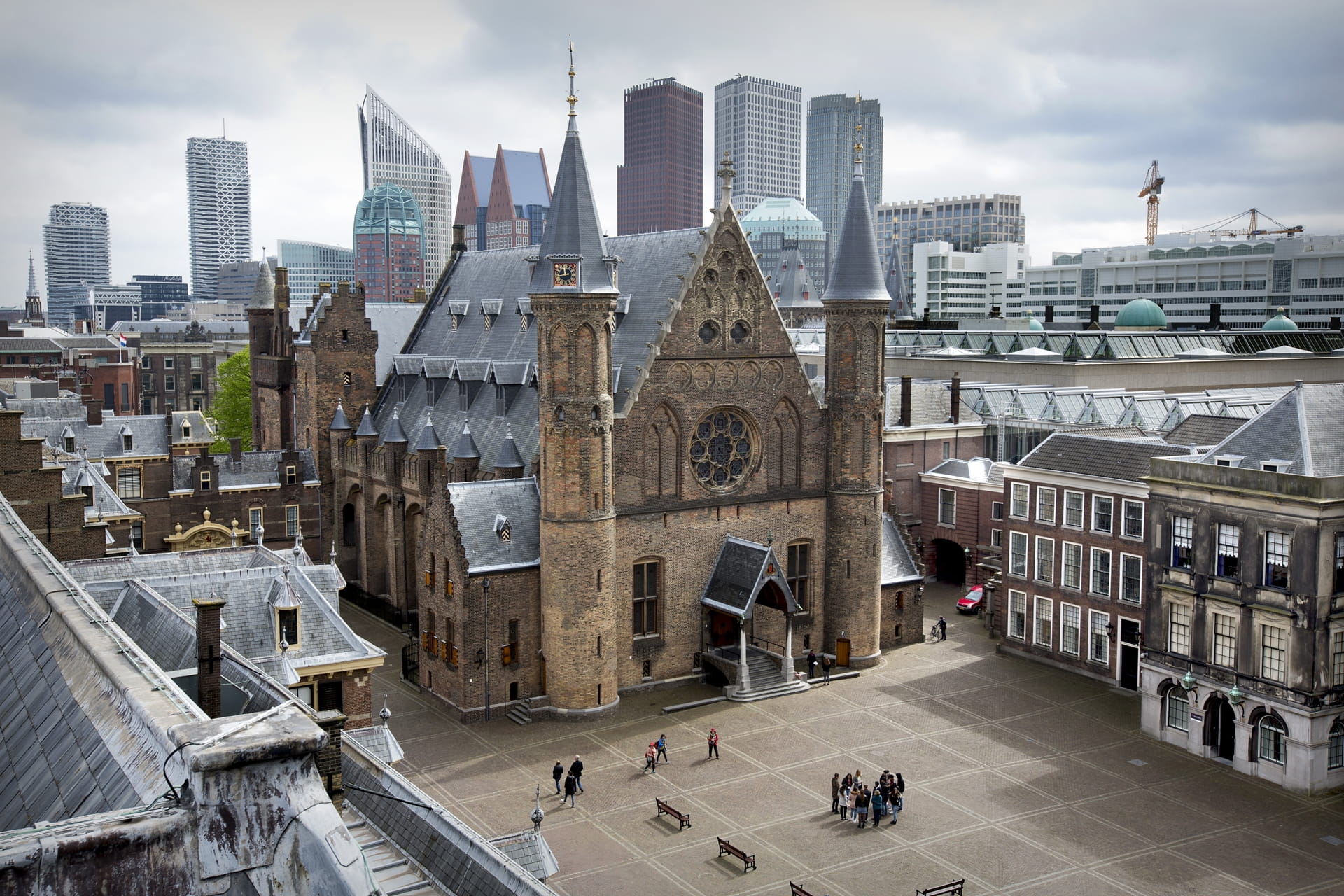 De Ridderzaal op het Binnenhof in Den Haag, met skyline op de achtergrond