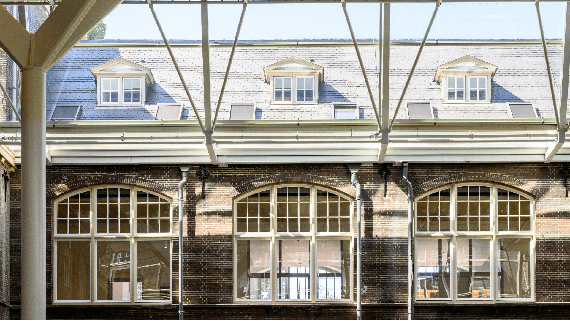 Monumental roof of Haskoning Delft office