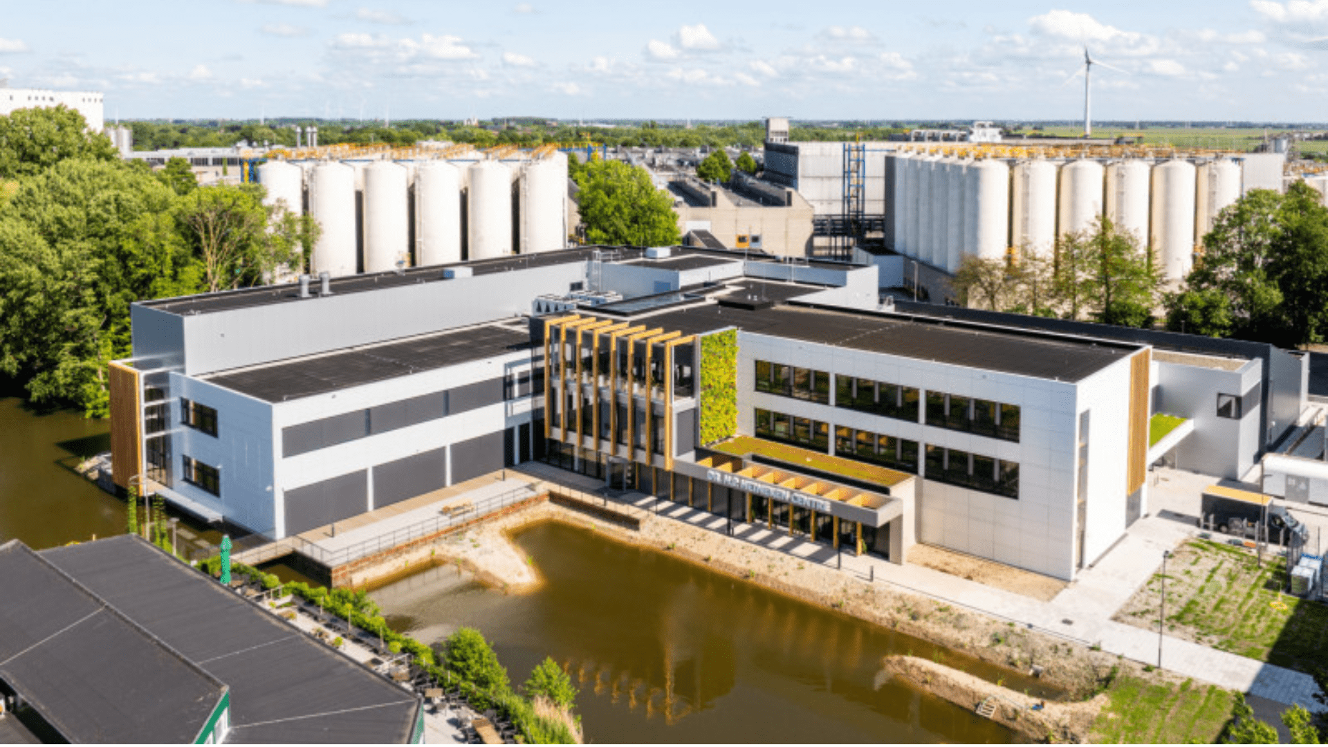 Exterior view of Heineken’s new global R&D centre in Zoeterwoude, designed with sustainable architecture and surrounded by natural landscaping.