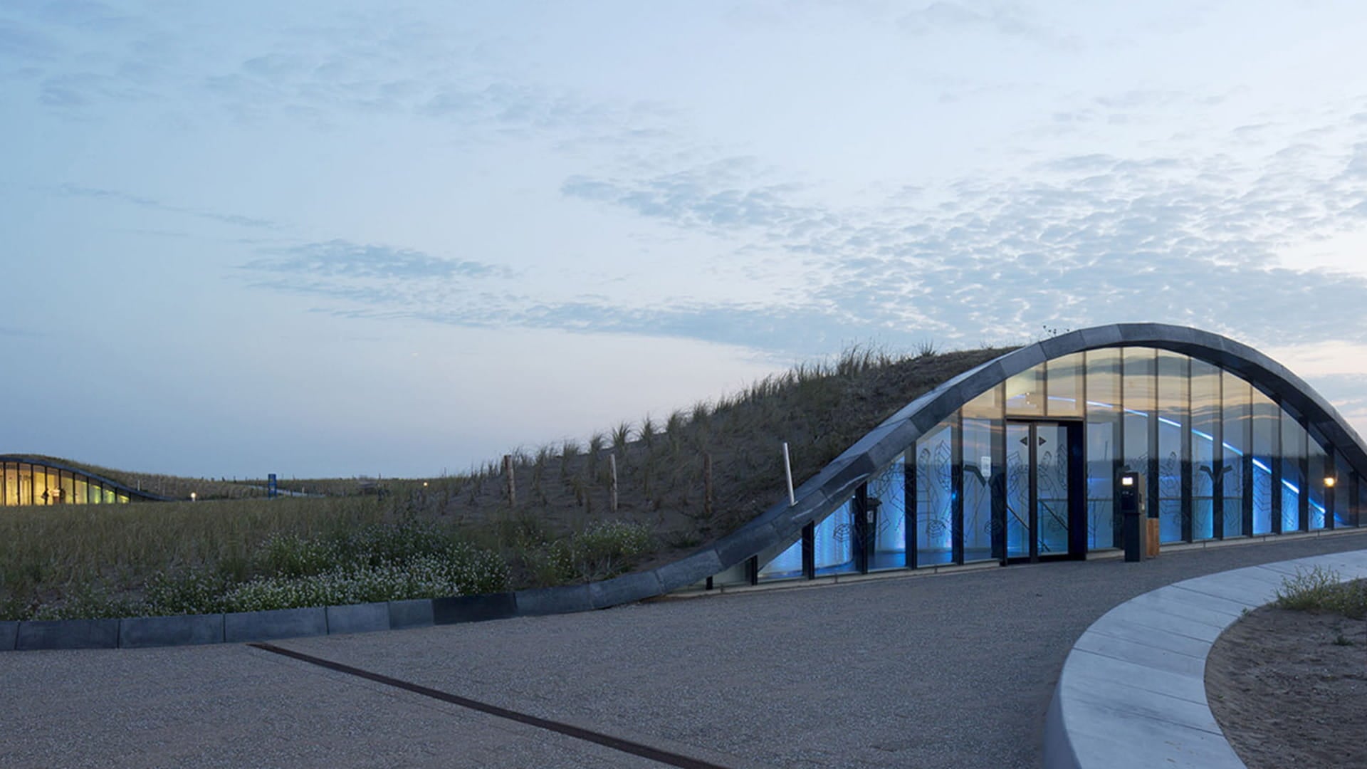 Artificial sand dune in Katwijk conceals coastal car park and flood defence | Haskoning