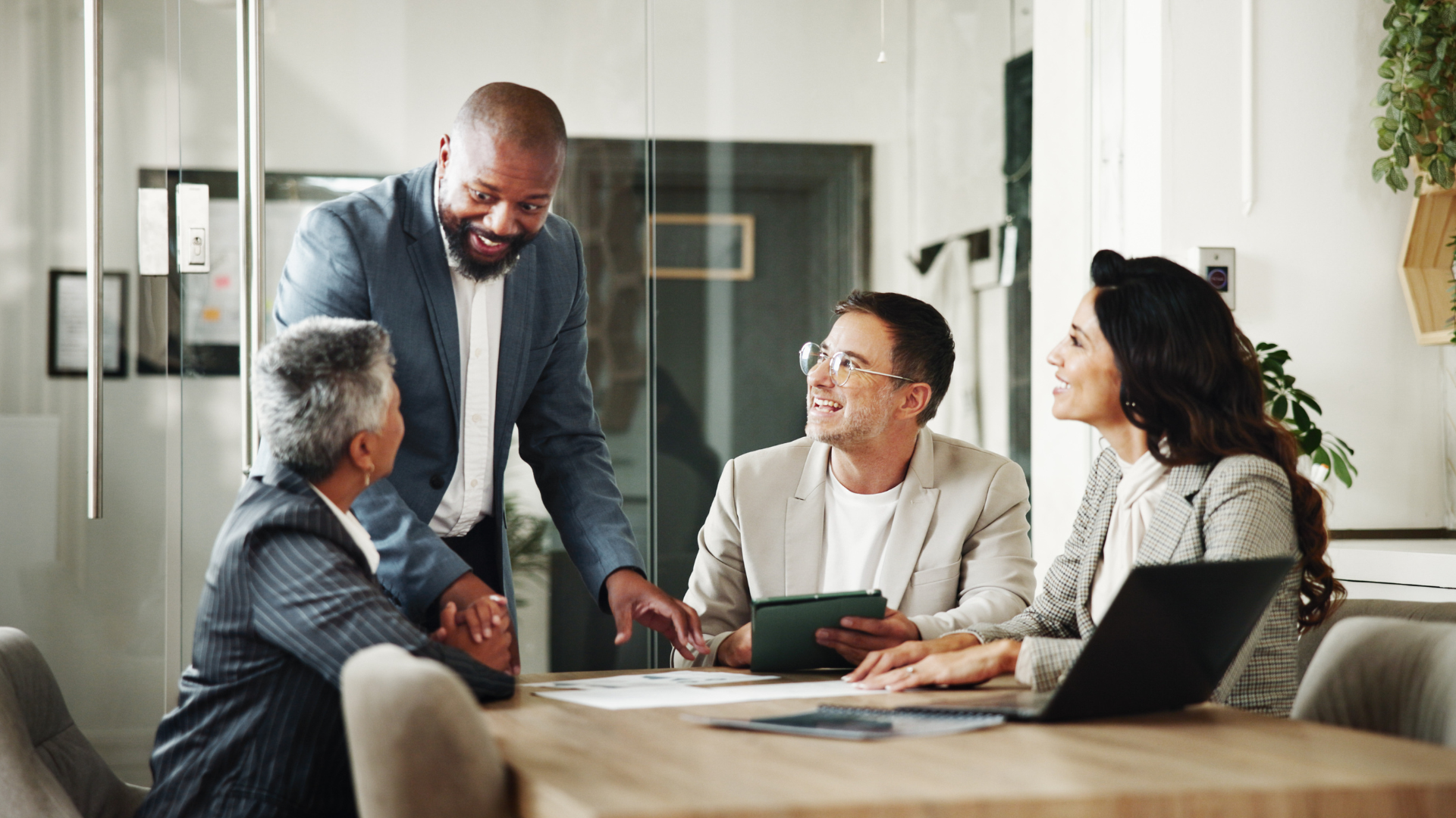 A team discusses ROI analyses supported by simulation modelling