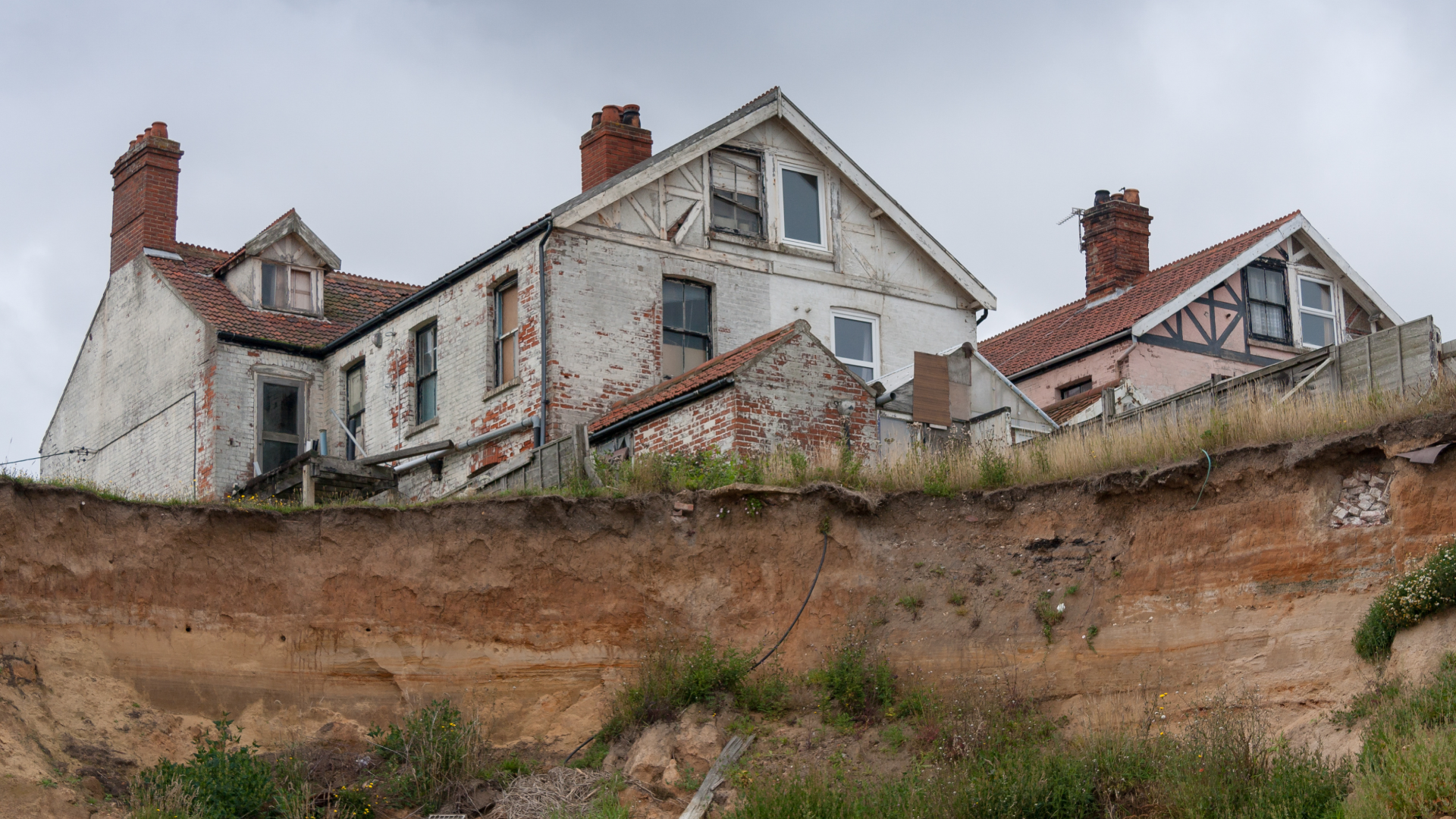 house next failing cliff showcasing coastal erosion